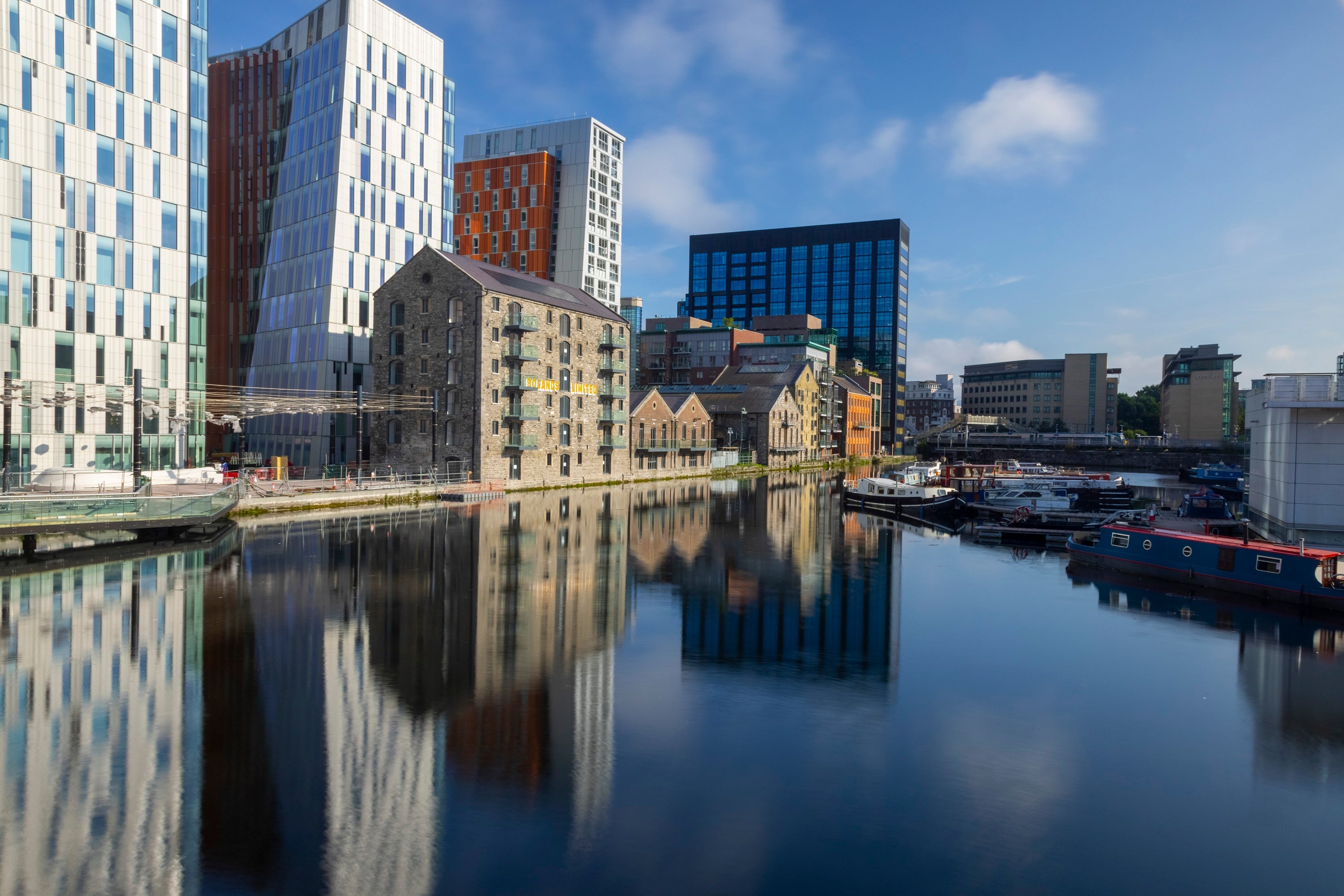 A body of water with buildings and boats in it