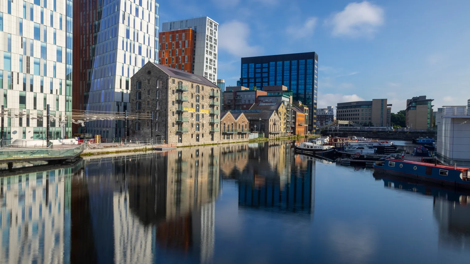 A body of water with buildings and boats in it